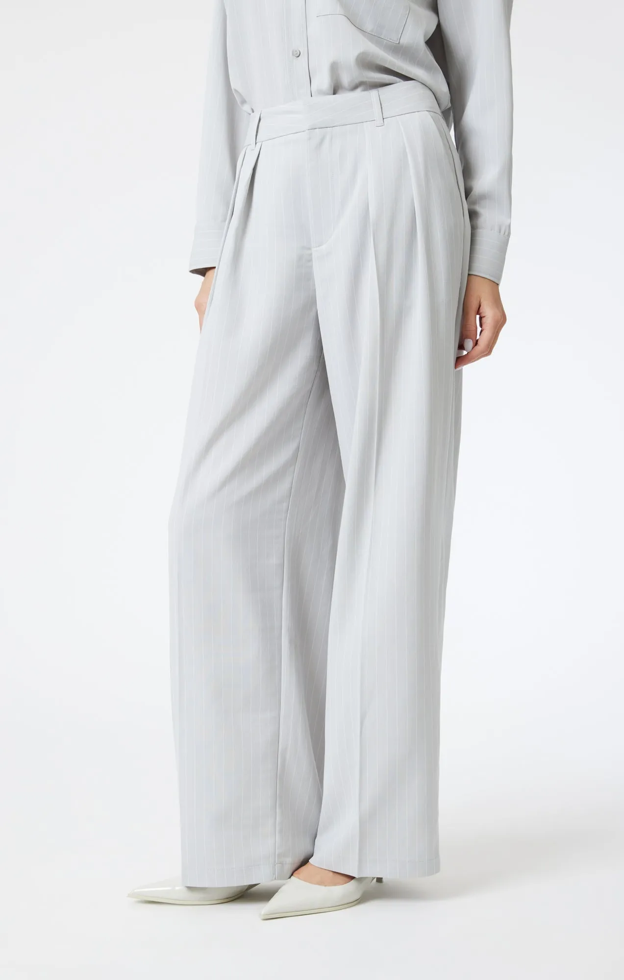 PLEATED WIDE LEG PANTS IN PIN STRIPE